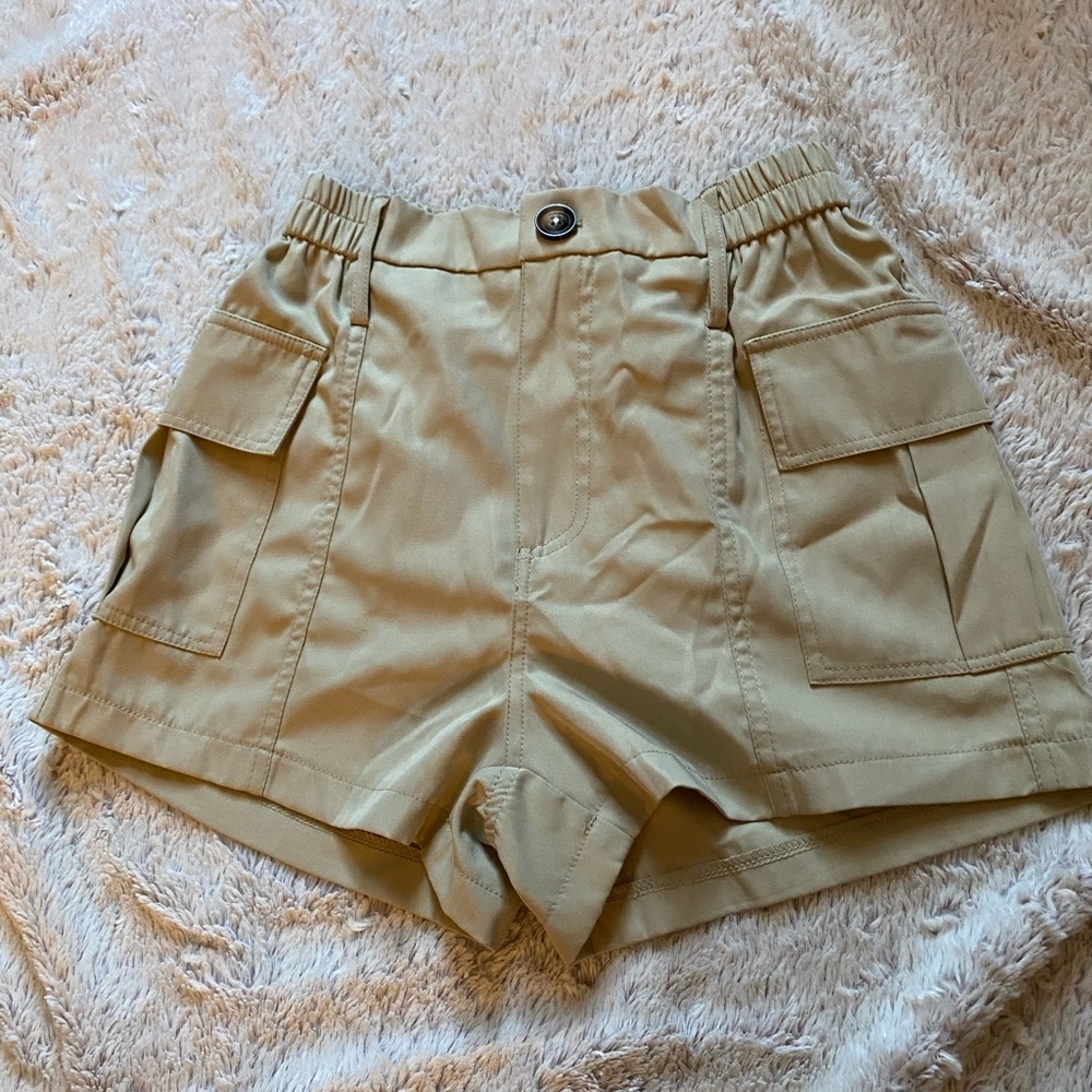 Light Khaki High-Waisted Cargo Shorts with Elastic Waistband